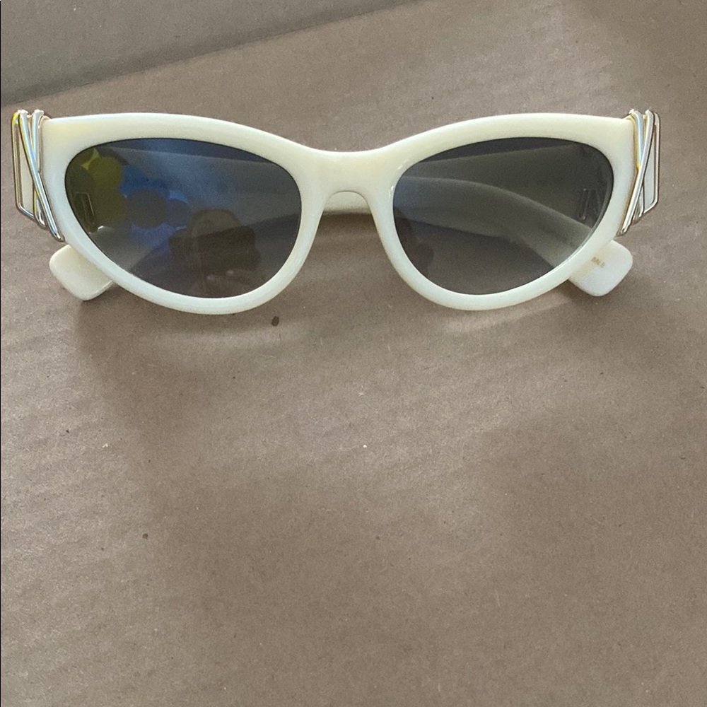 Chic White Cat-Eye Sunglasses